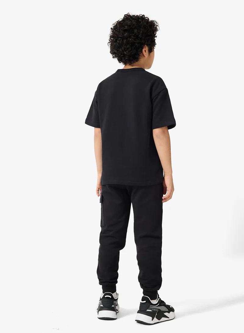 كالفن كلاين جينز طقم تي شيرت وبنطلون رياضي بشعار الشباب